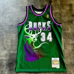 RAY ALLEN 1996 JERSEY ( has not been worn)